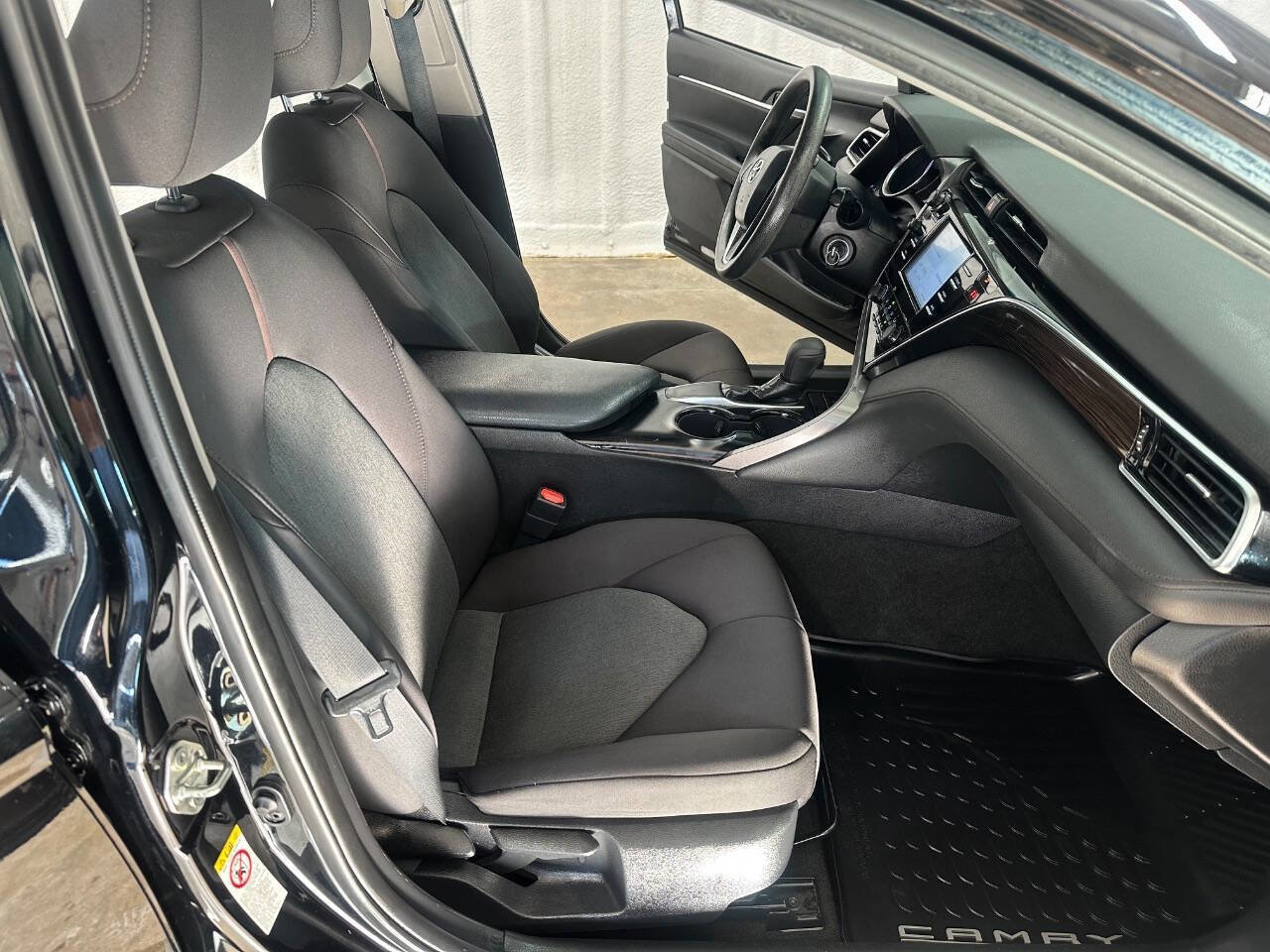 Used 2018 Toyota Camry LE image 27