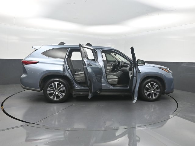 Used 2022 Toyota Highlander XLE FWD image 32