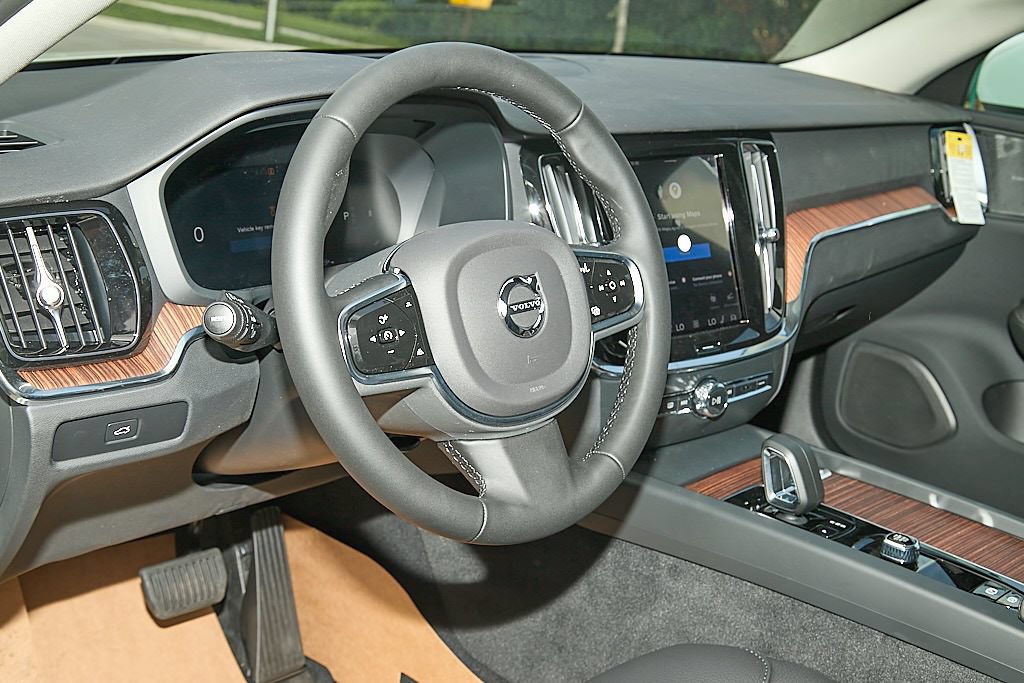 New 2026 Volvo V60 B5 Cross Country Plus w/ Climate Package AWD/4WD image 13