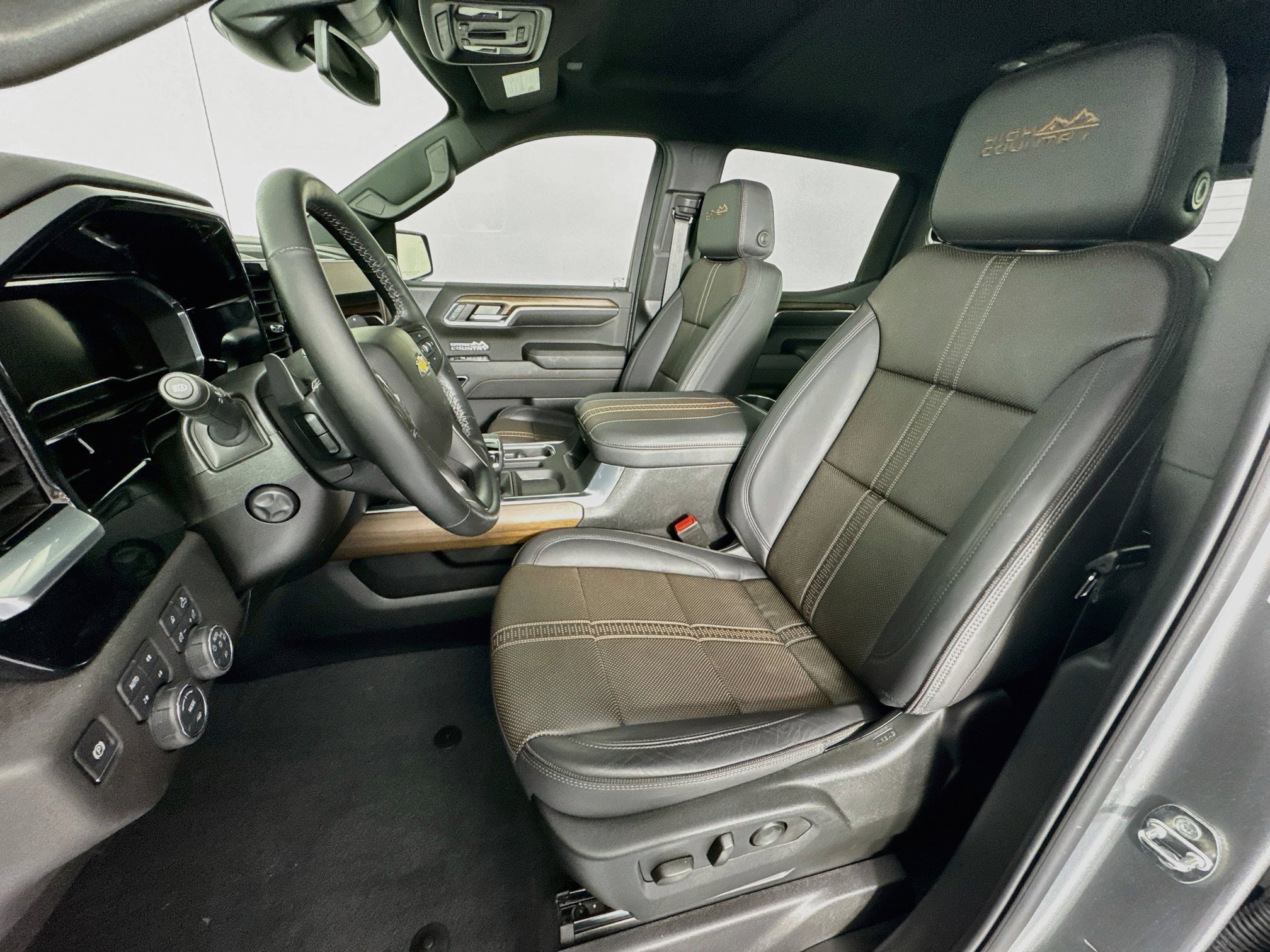 Used 2024 Chevrolet Silverado 1500 High Country w/ Z71 Off-Road Package AWD/4WD image 22