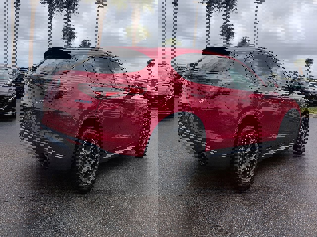 Used 2023 Alfa Romeo Stelvio Ti image 4