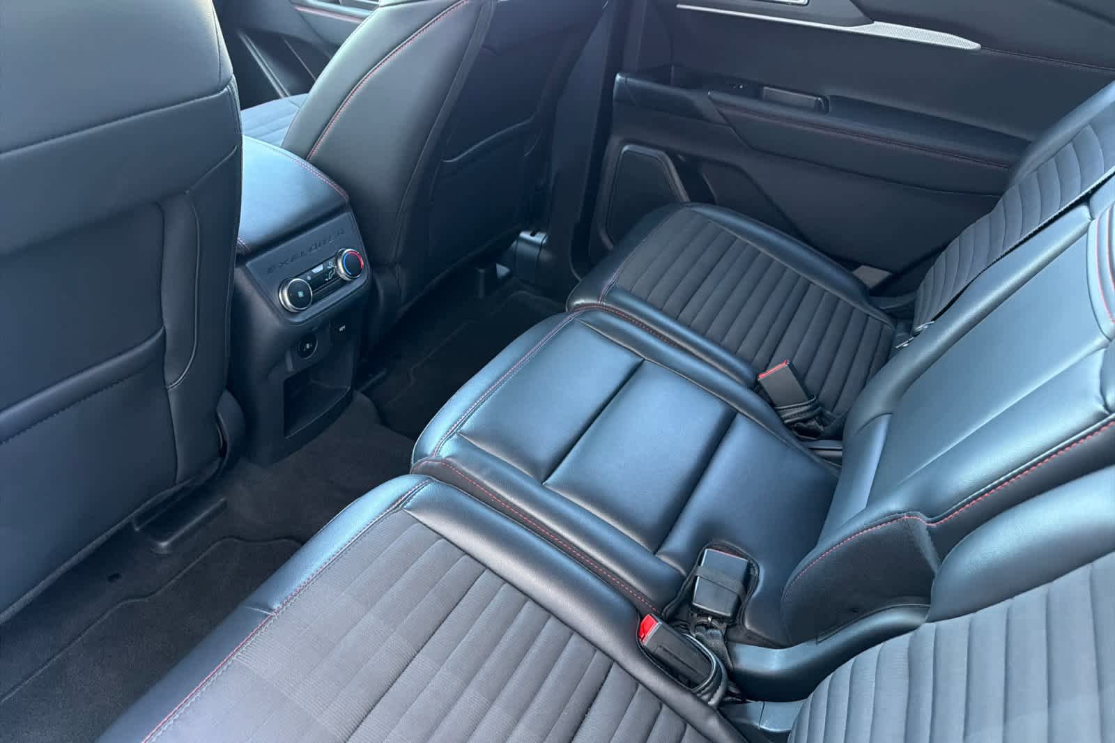 Used 2025 Ford Explorer ST-Line w/ ST-Line Street Pack AWD/4WD image 4
