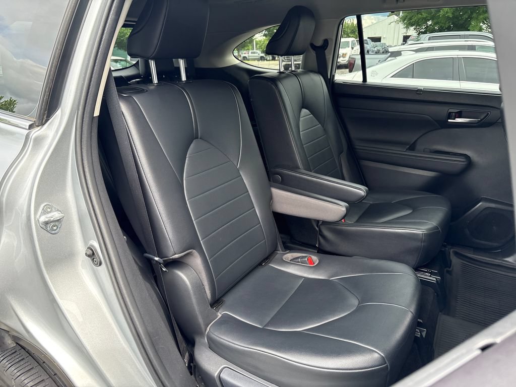 Used 2020 Toyota Highlander XLE AWD/4WD image 40
