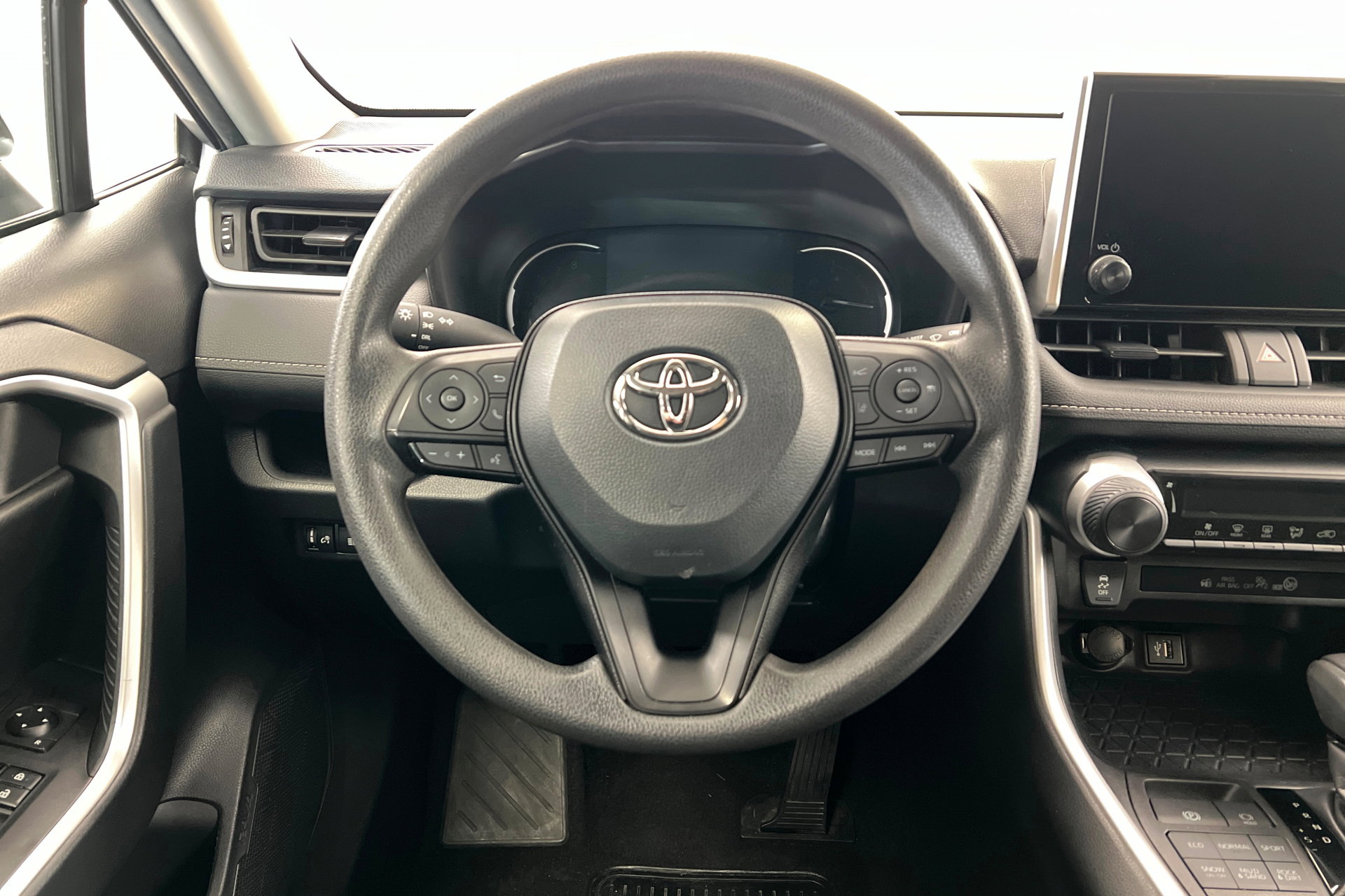Used 2024 Toyota RAV4 LE image 13