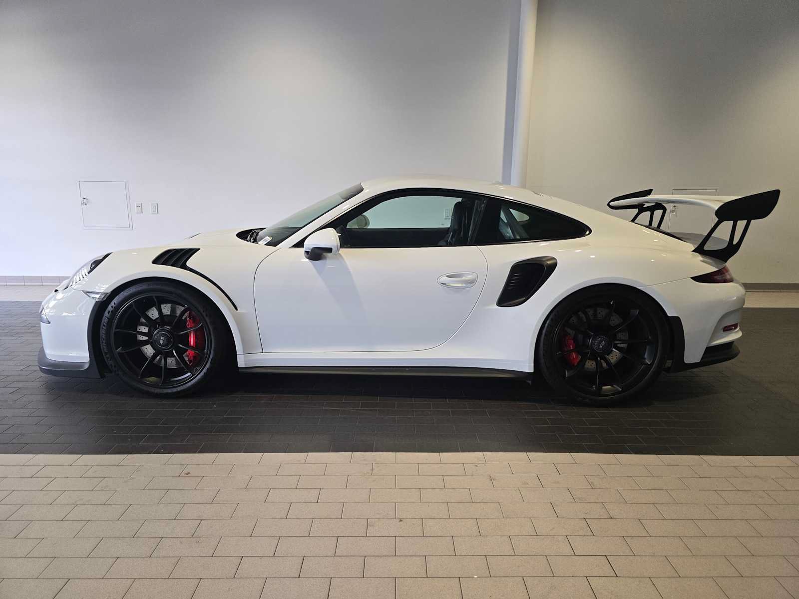 Used 2016 Porsche 911 GT3 RS RWD image 2