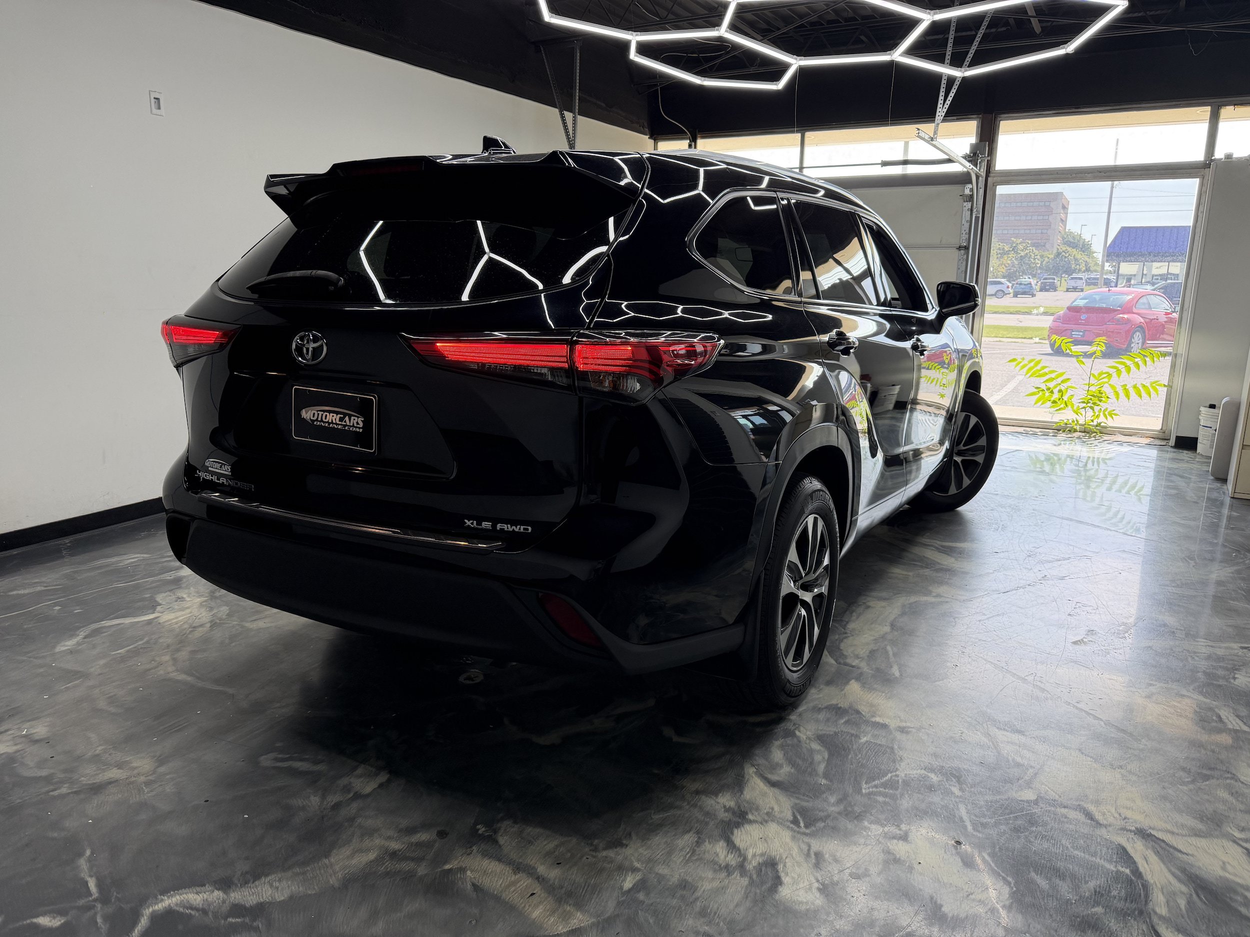 Used 2020 Toyota Highlander XLE AWD/4WD image 3