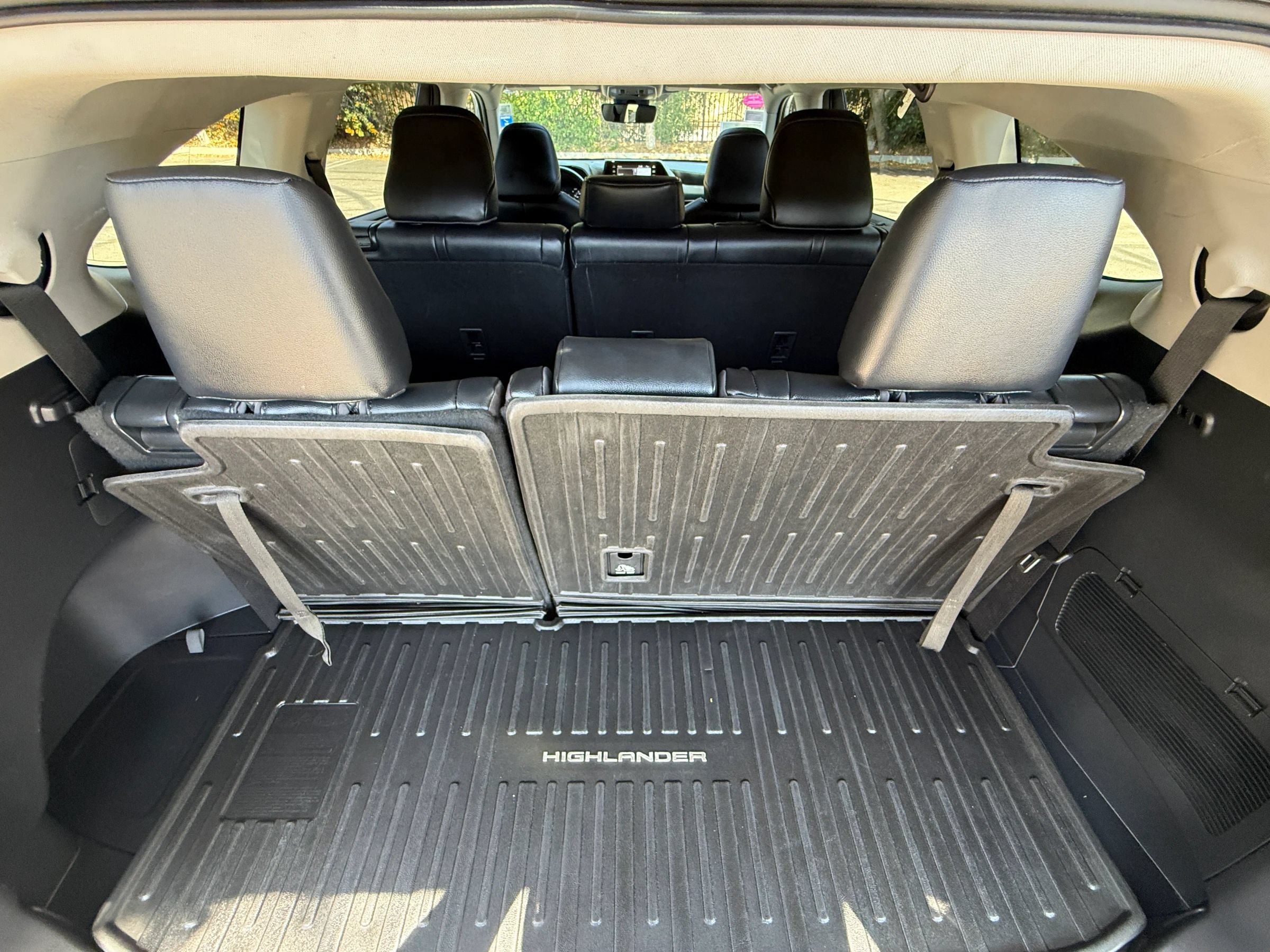 Used 2022 Toyota Highlander XLE FWD image 25
