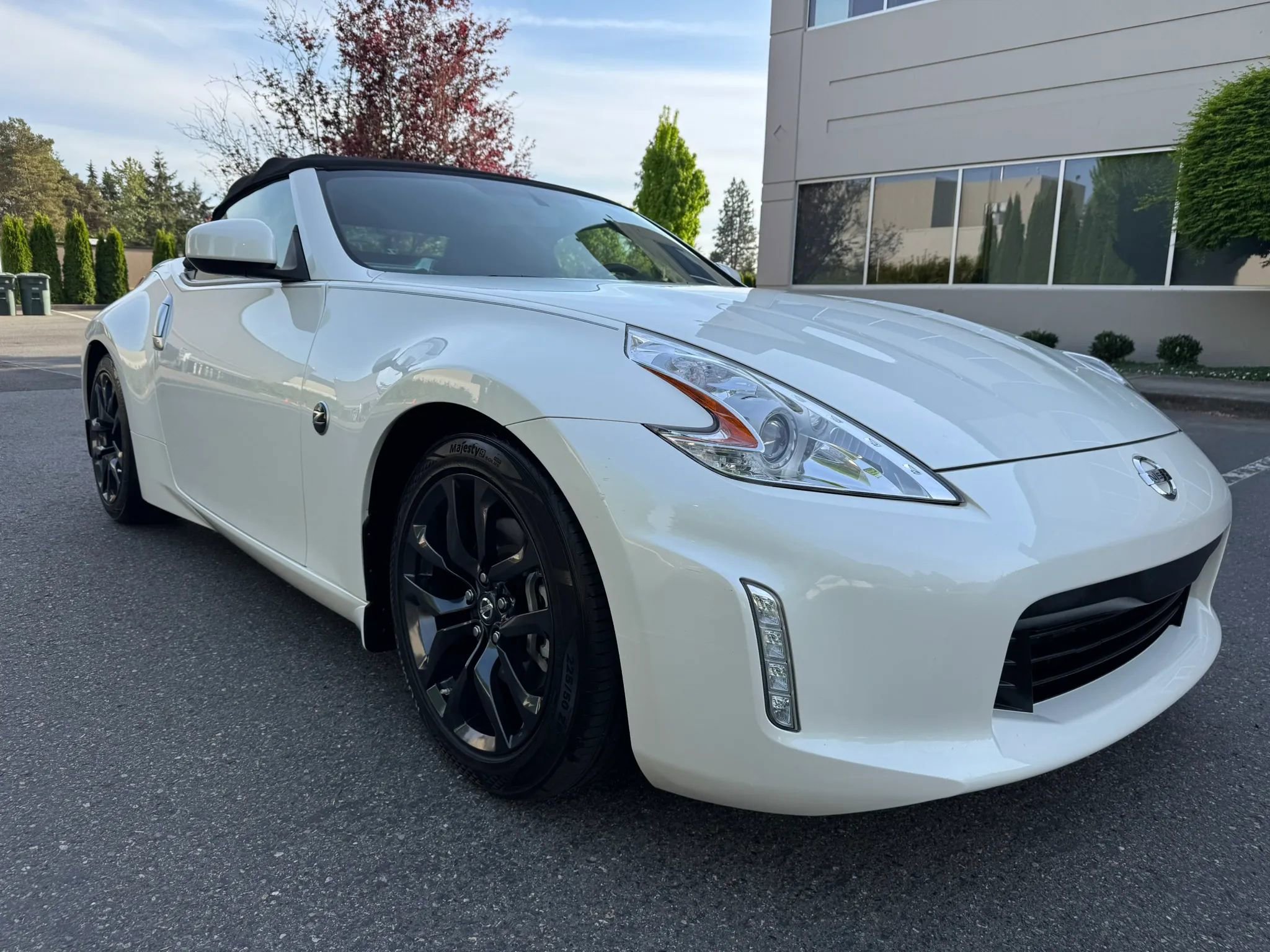Used 2015 Nissan 370Z Roadster RWD image 2