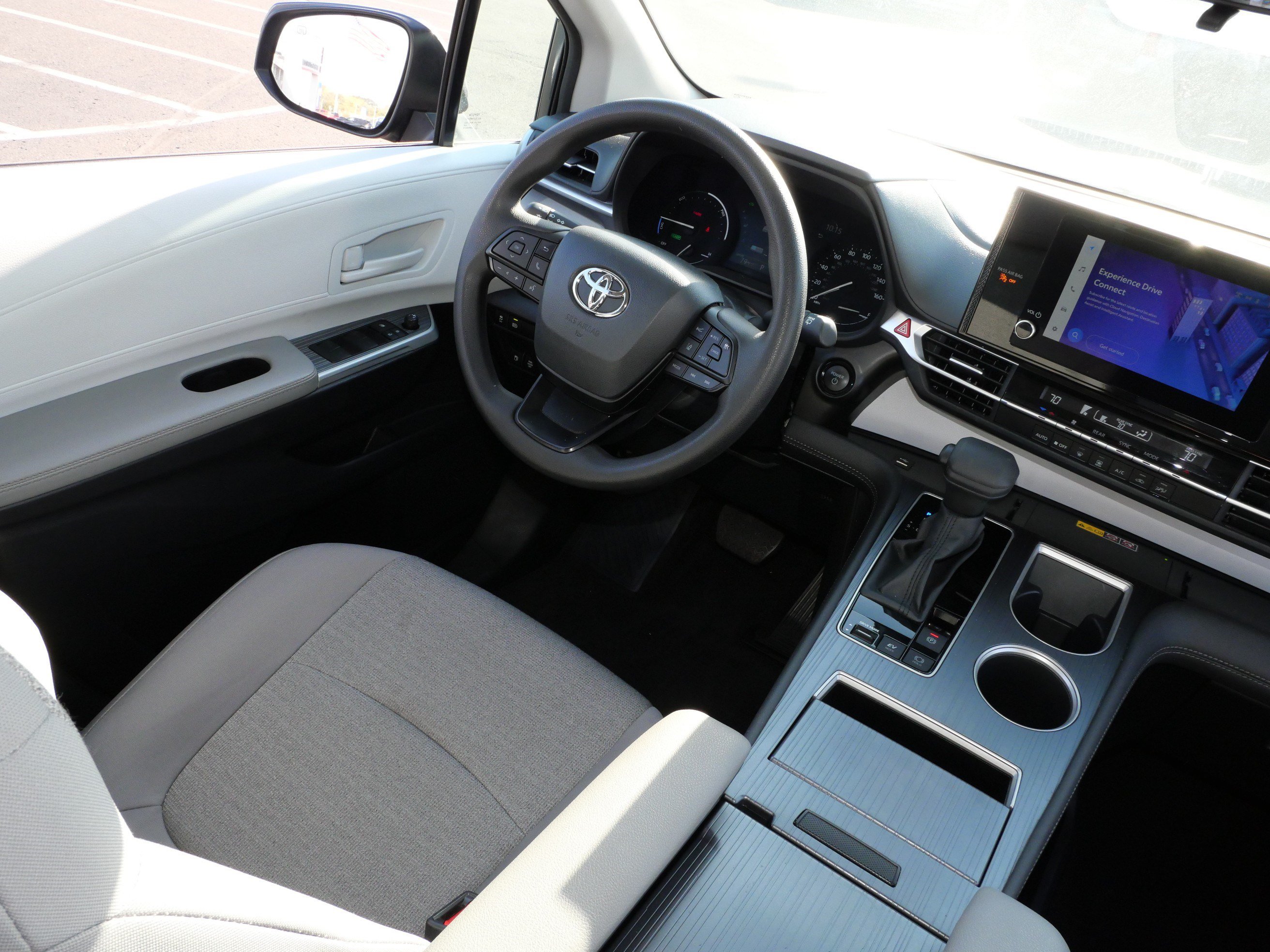 Used 2025 Toyota Sienna LE AWD/4WD image 9