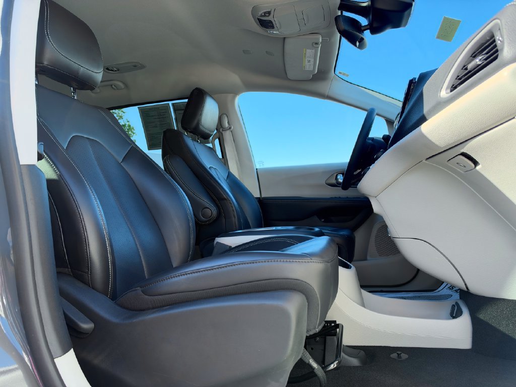 Used 2023 Chrysler Pacifica Touring-L FWD image 10