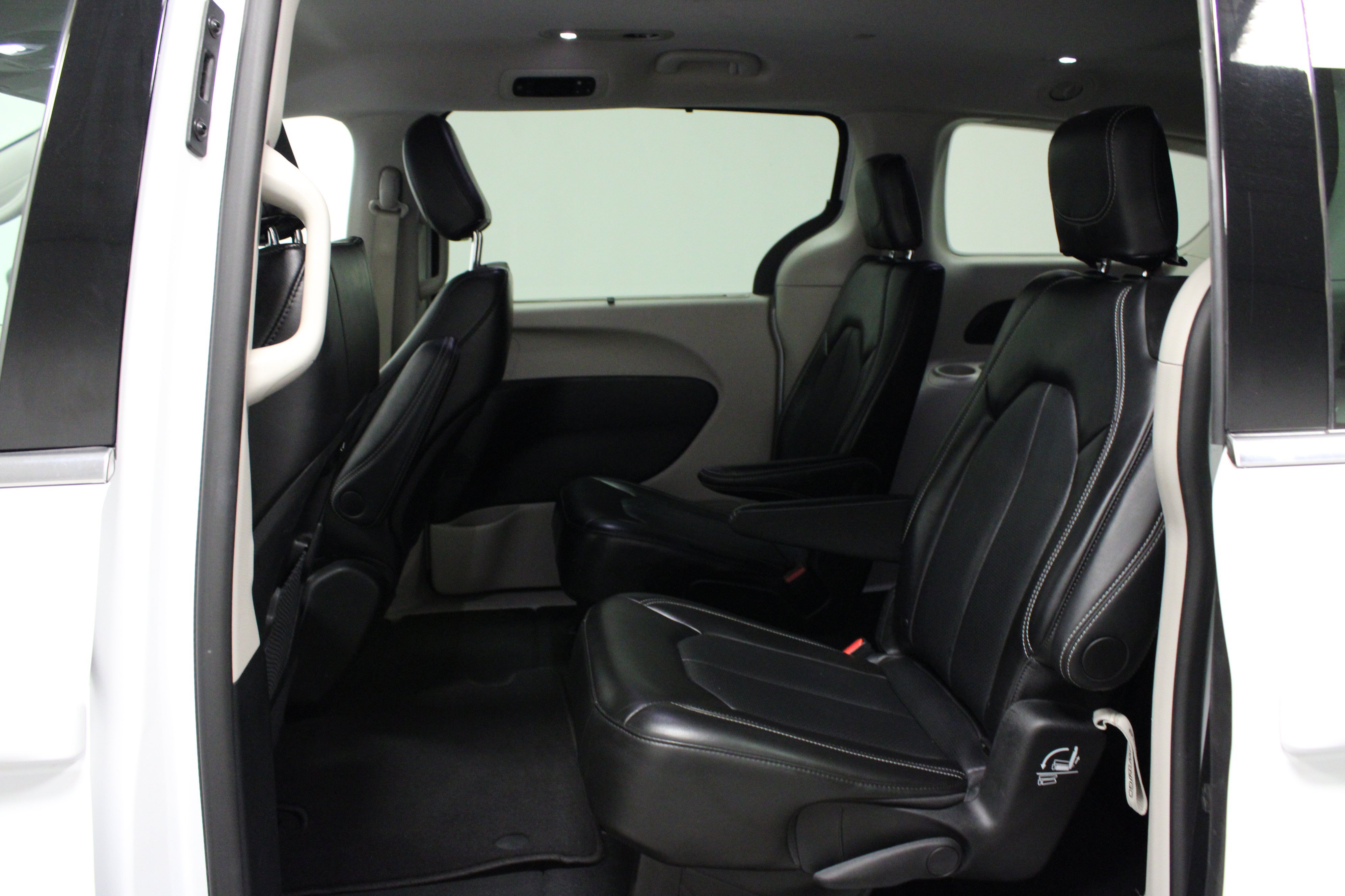 Used 2024 Chrysler Pacifica Touring-L FWD image 13