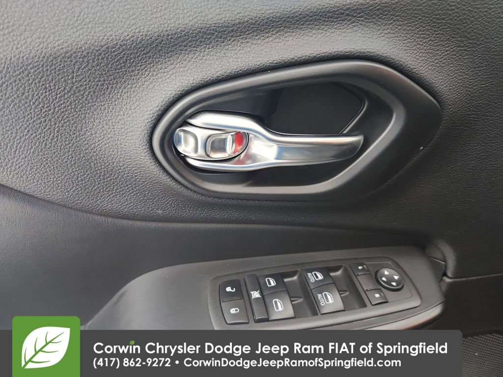 Used 2021 Jeep Cherokee Trailhawk AWD/4WD image 20
