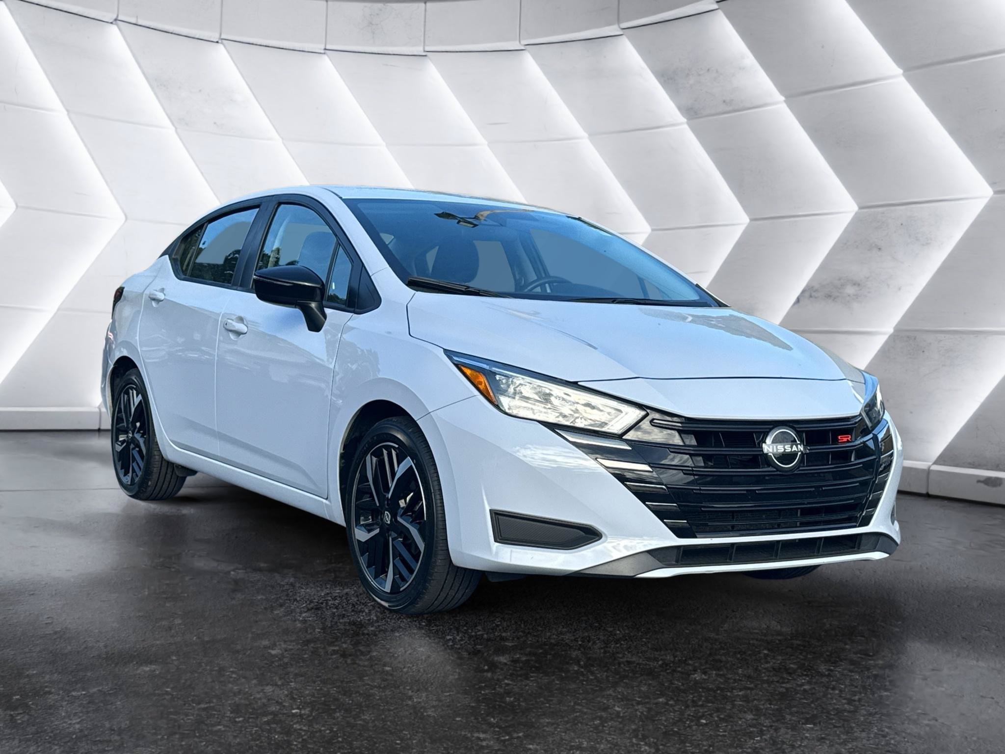 Used 2025 Nissan Versa SR FWD image 3