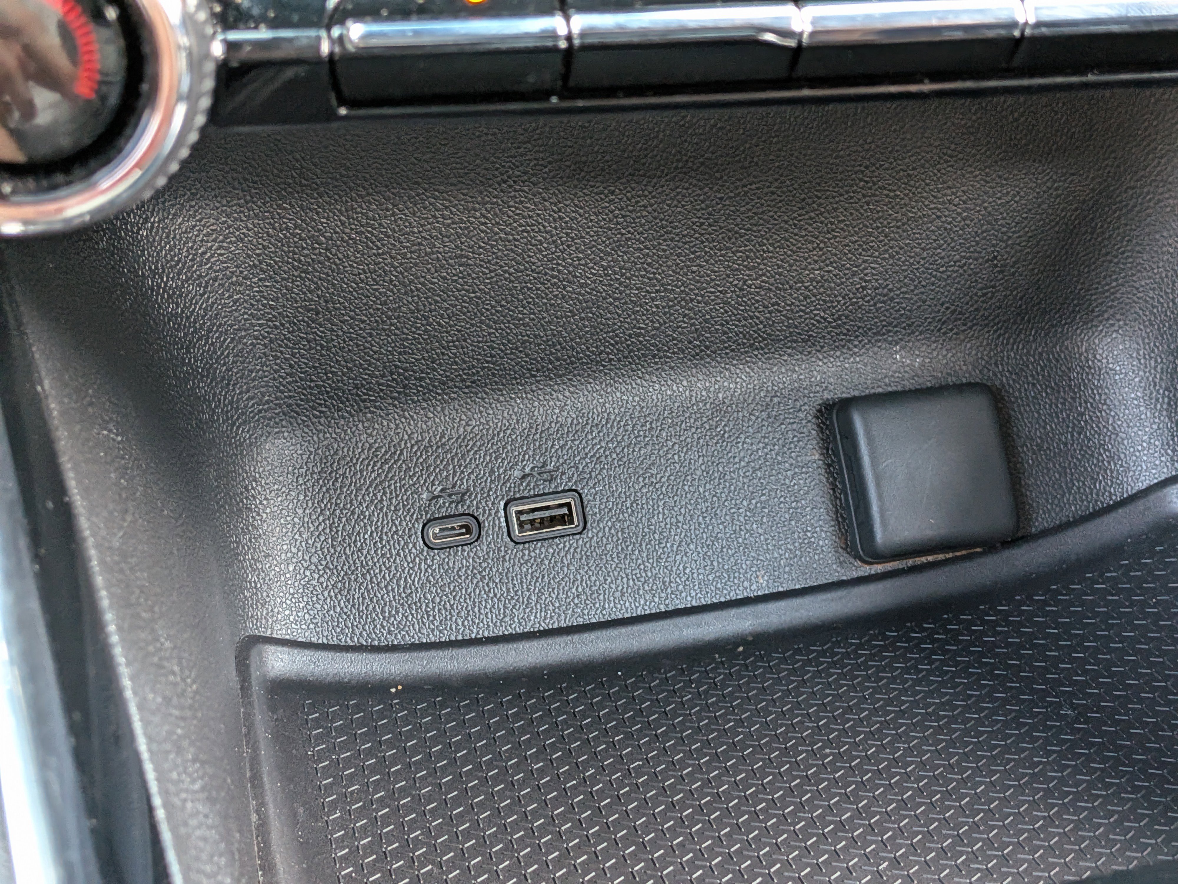 Used 2024 Chevrolet Traverse LS w/ Midnight/Sport Edition FWD image 28