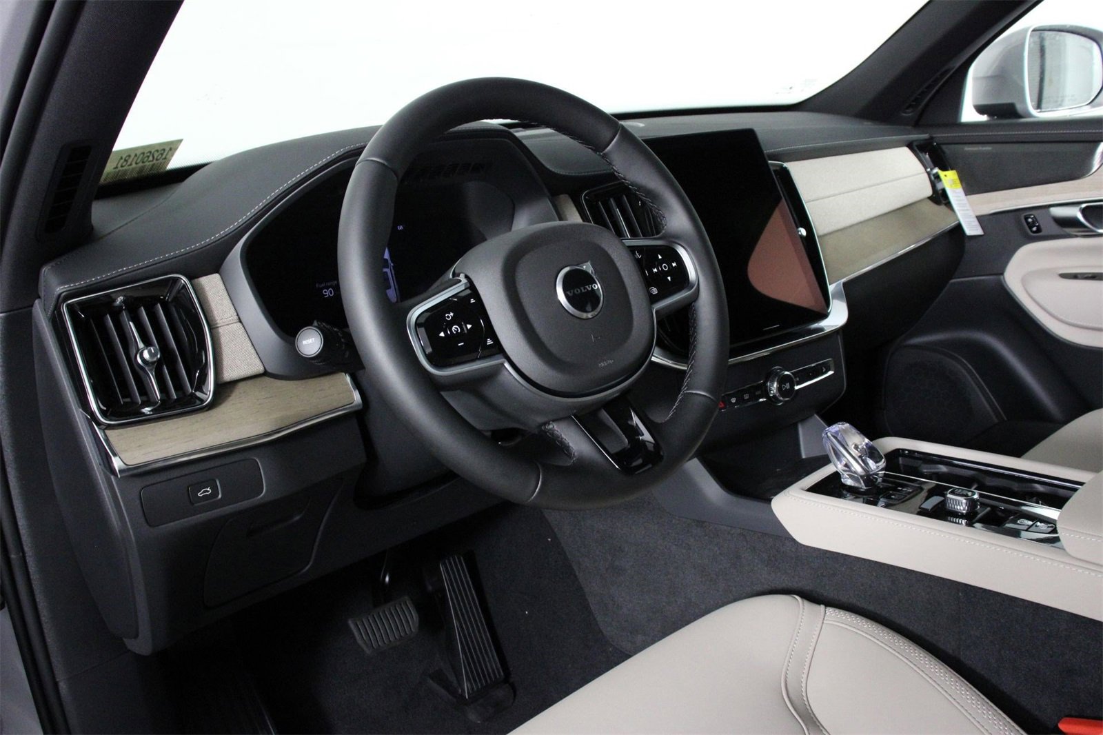 New 2026 Volvo XC90 B6 Plus w/ Protection Package Premier image 8