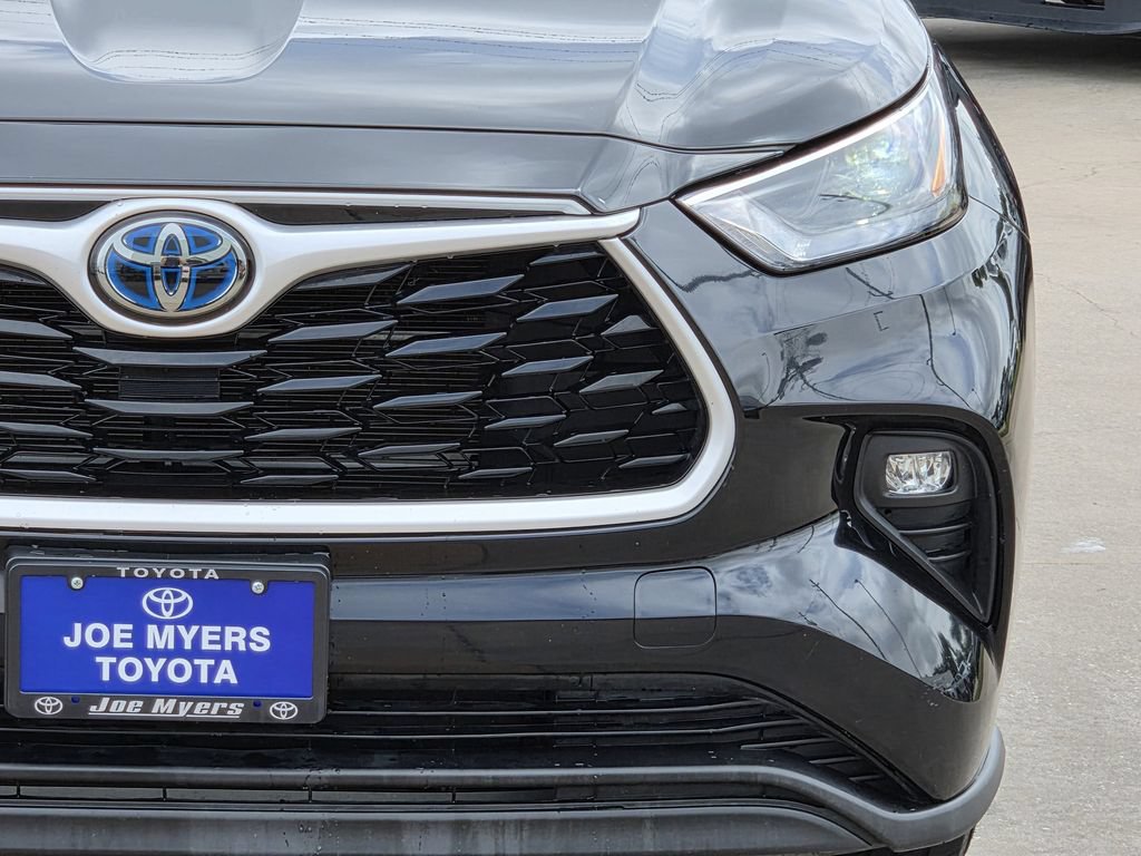 Used 2024 Toyota Highlander XLE FWD image 4