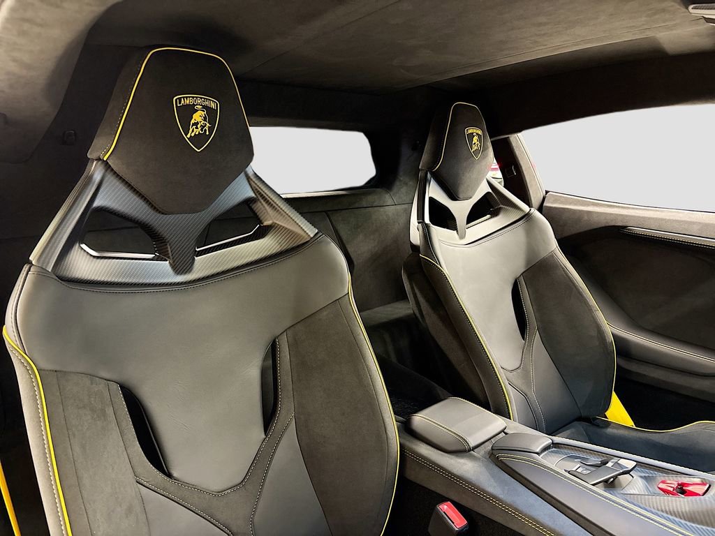 Used 2025 Lamborghini Revuelto image 16