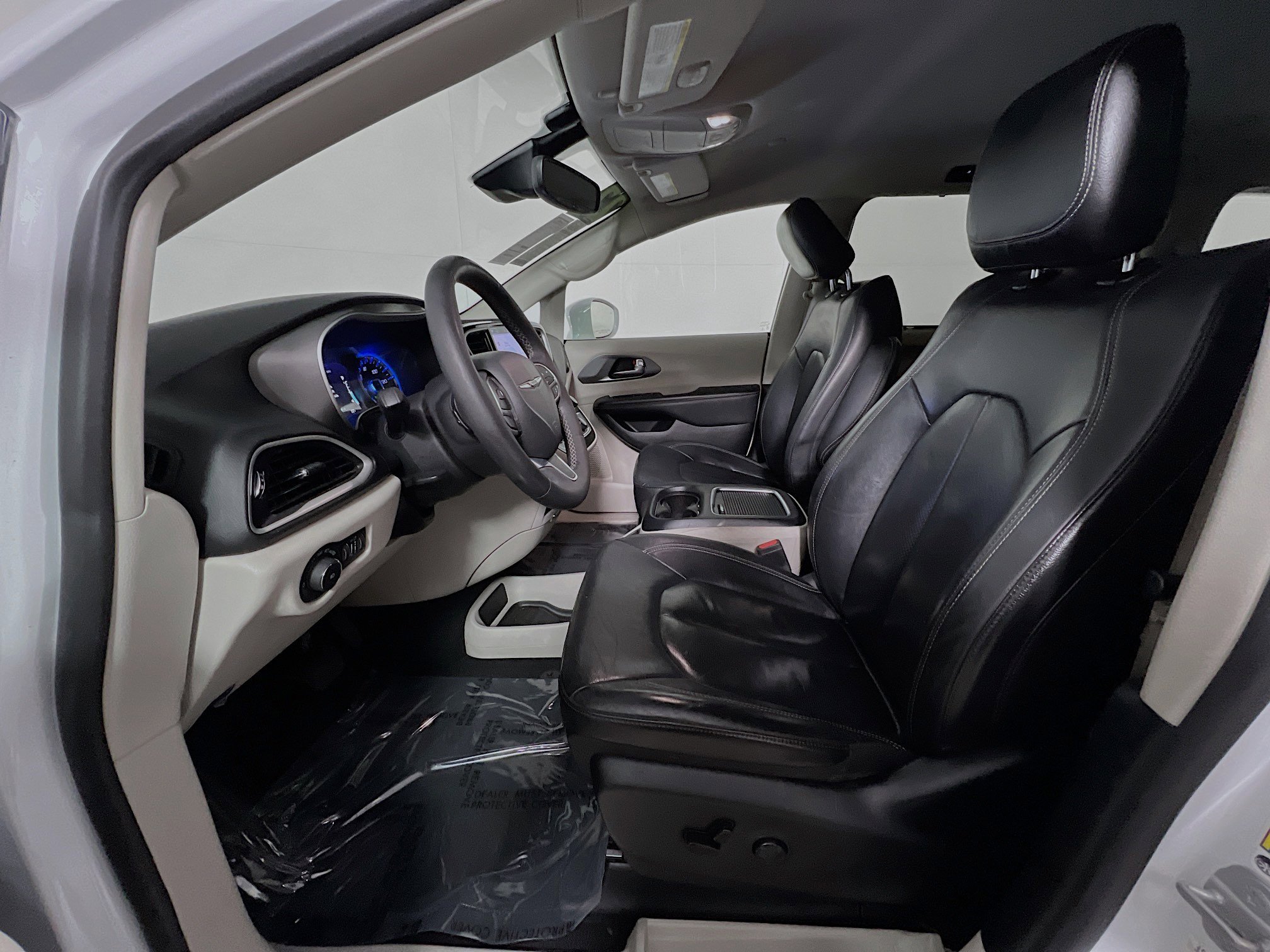 Used 2022 Chrysler Pacifica Touring-L image 15