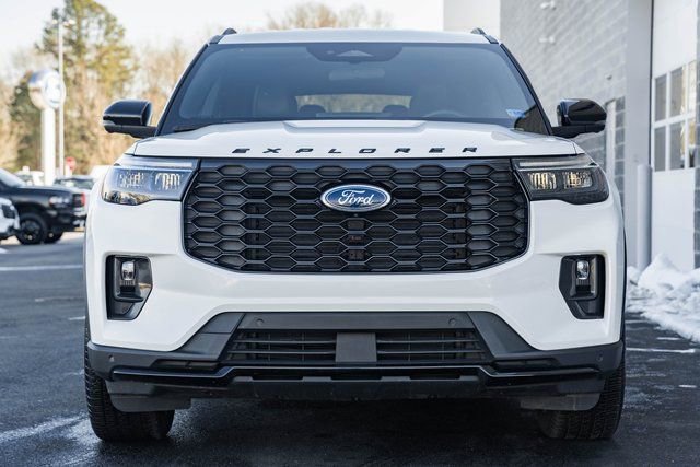 Used 2025 Ford Explorer ST-Line w/ ST-Line Street Pack image 3