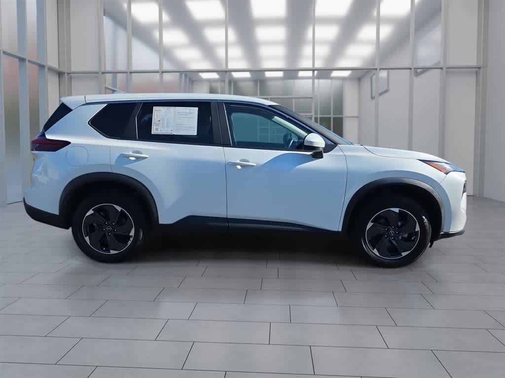 Used 2024 Nissan Rogue SV AWD/4WD image 2