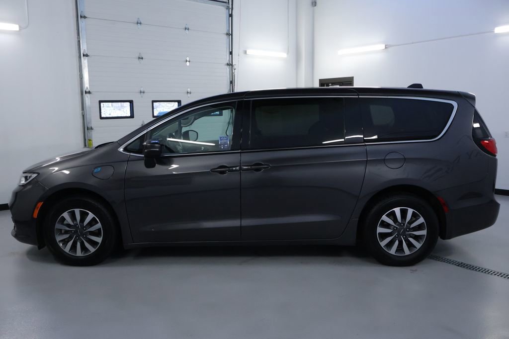 Used 2023 Chrysler Pacifica Touring-L image 4