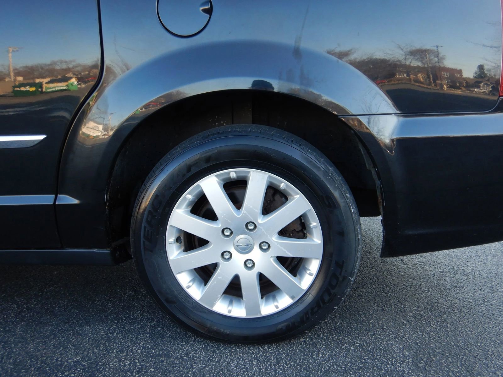 Used 2013 Chrysler Town & Country Touring image 30