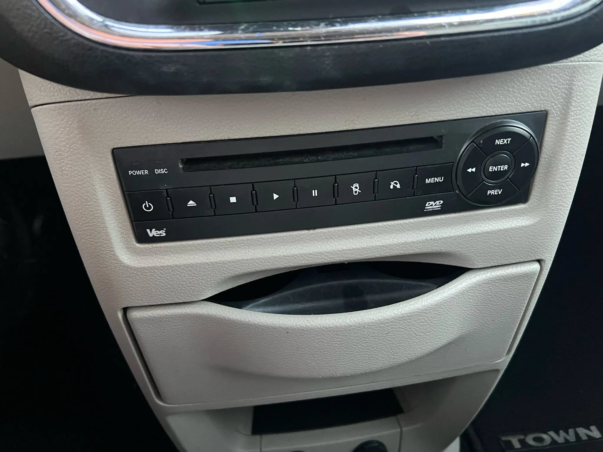 Used 2013 Chrysler Town & Country Touring-L w/ Entertainment Group #2 FWD image 11