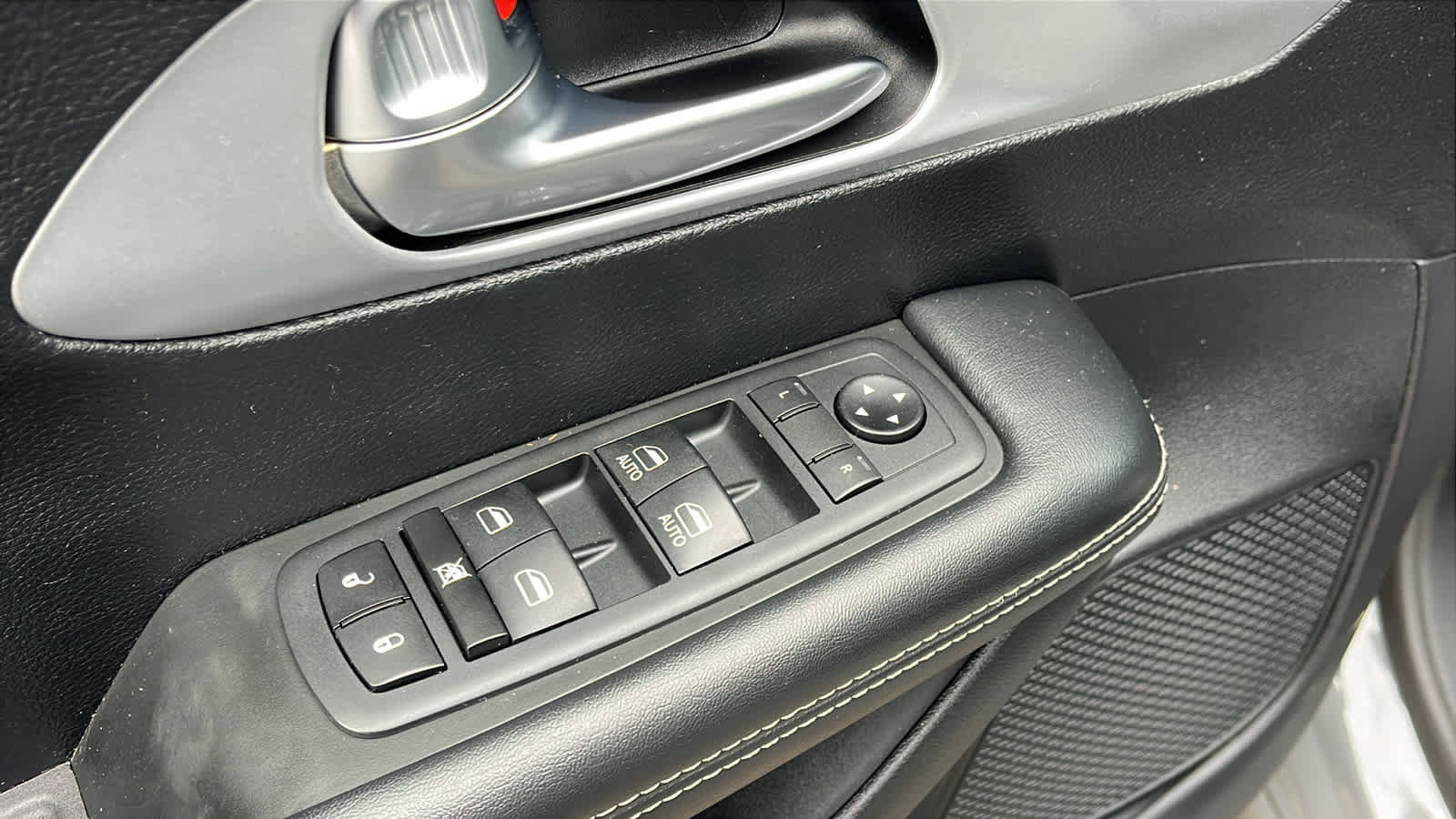 Used 2020 Chrysler Pacifica Touring-L w/ S Appearance Package image 23