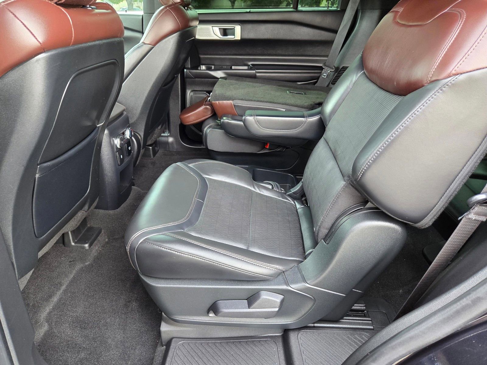 Used 2020 Ford Explorer Platinum w/ Premium Technology Package AWD/4WD image 10