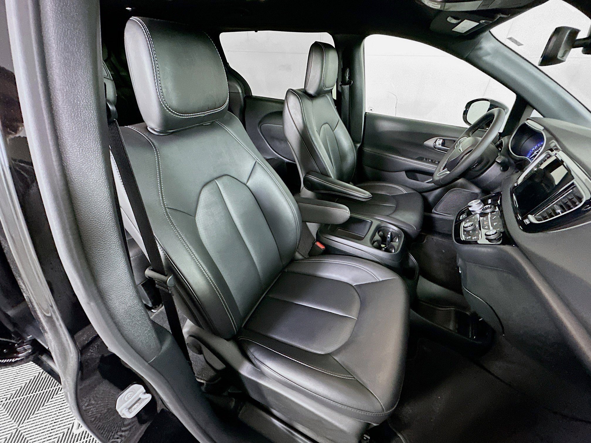 Used 2025 Chrysler Pacifica Select FWD image 32