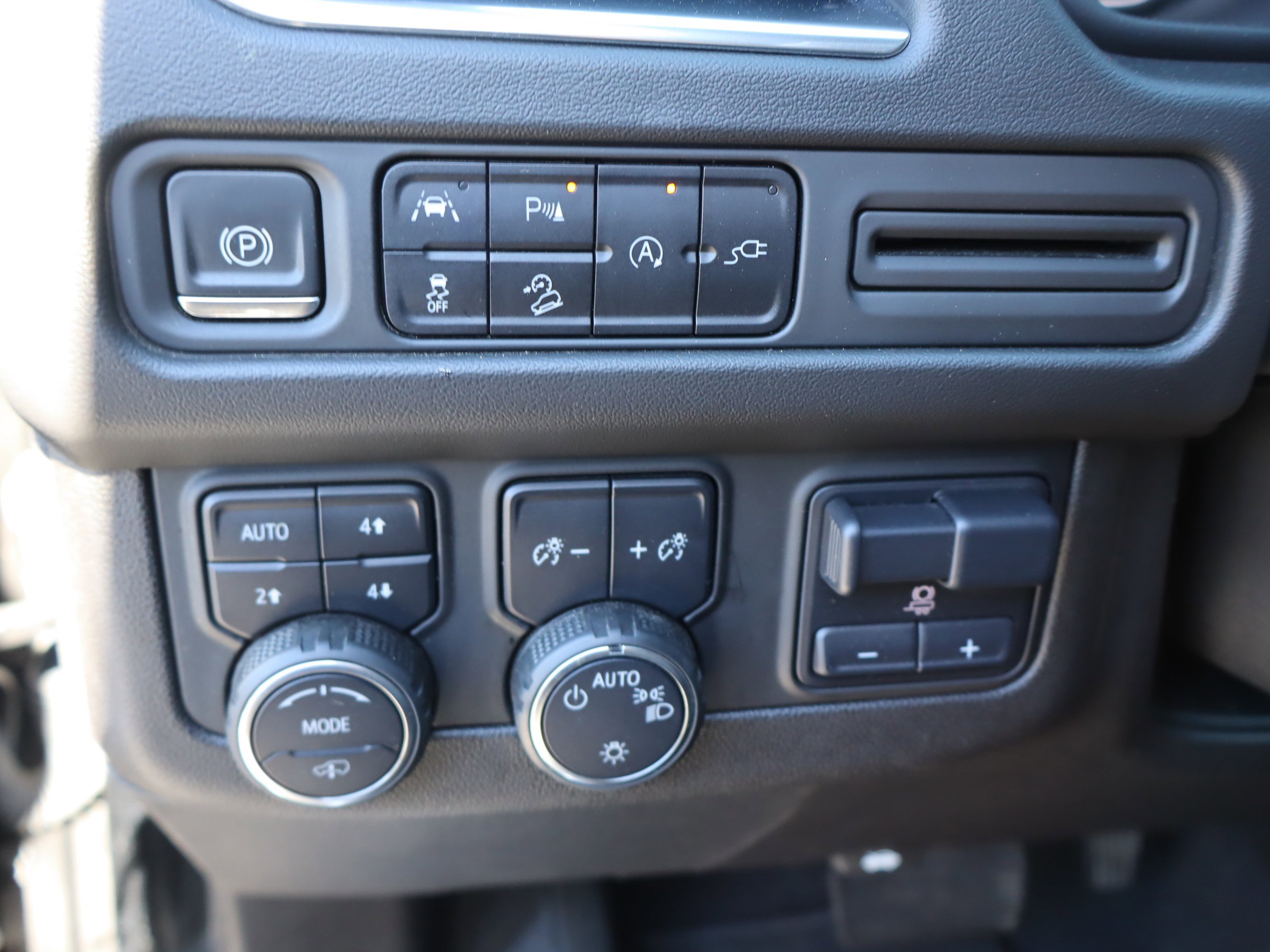 Used 2021 Chevrolet Tahoe Z71 w/ Z71 Off-Road Package image 22