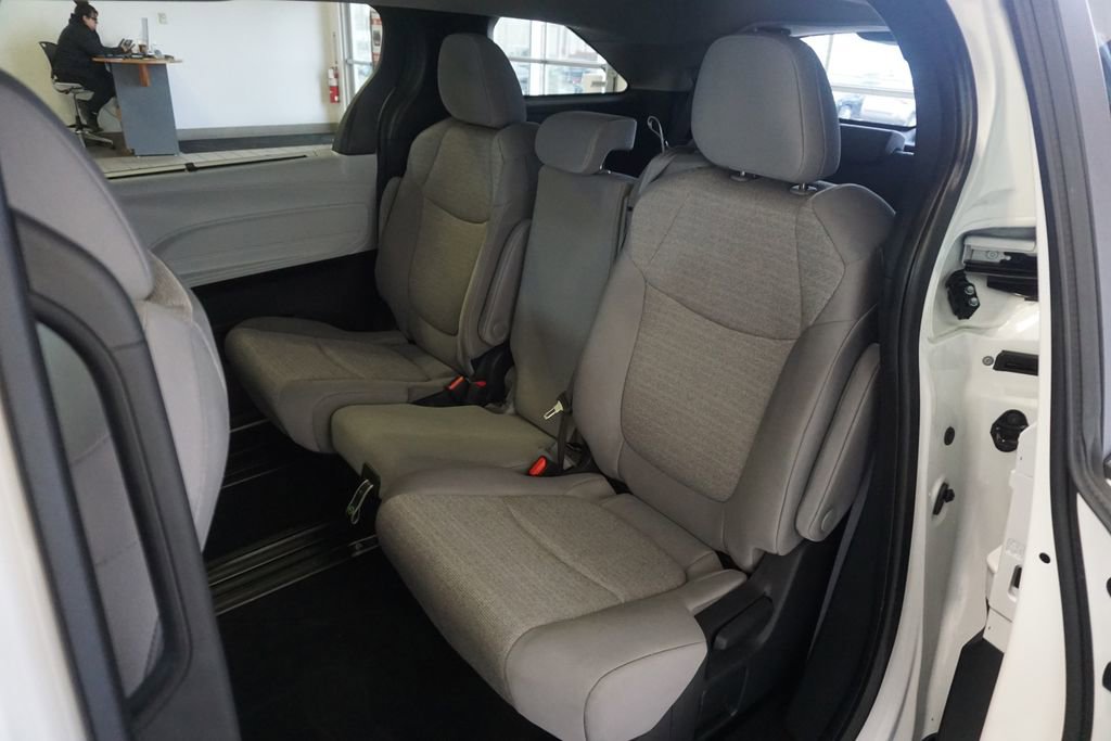 Used 2025 Toyota Sienna LE image 19