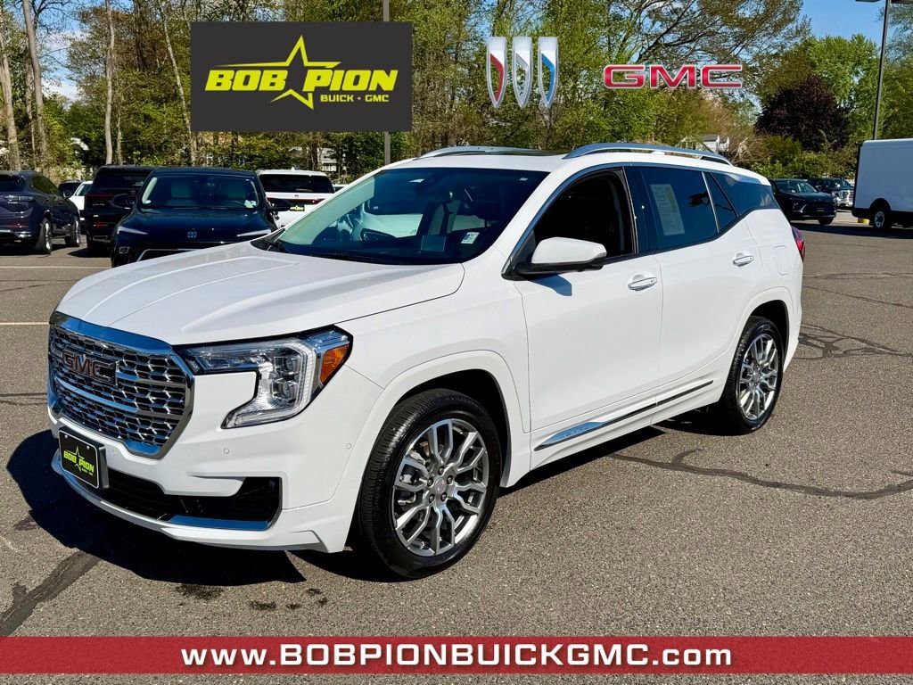 Used 2024 GMC Terrain Denali w/ Denali Premium Package AWD/4WD image 2
