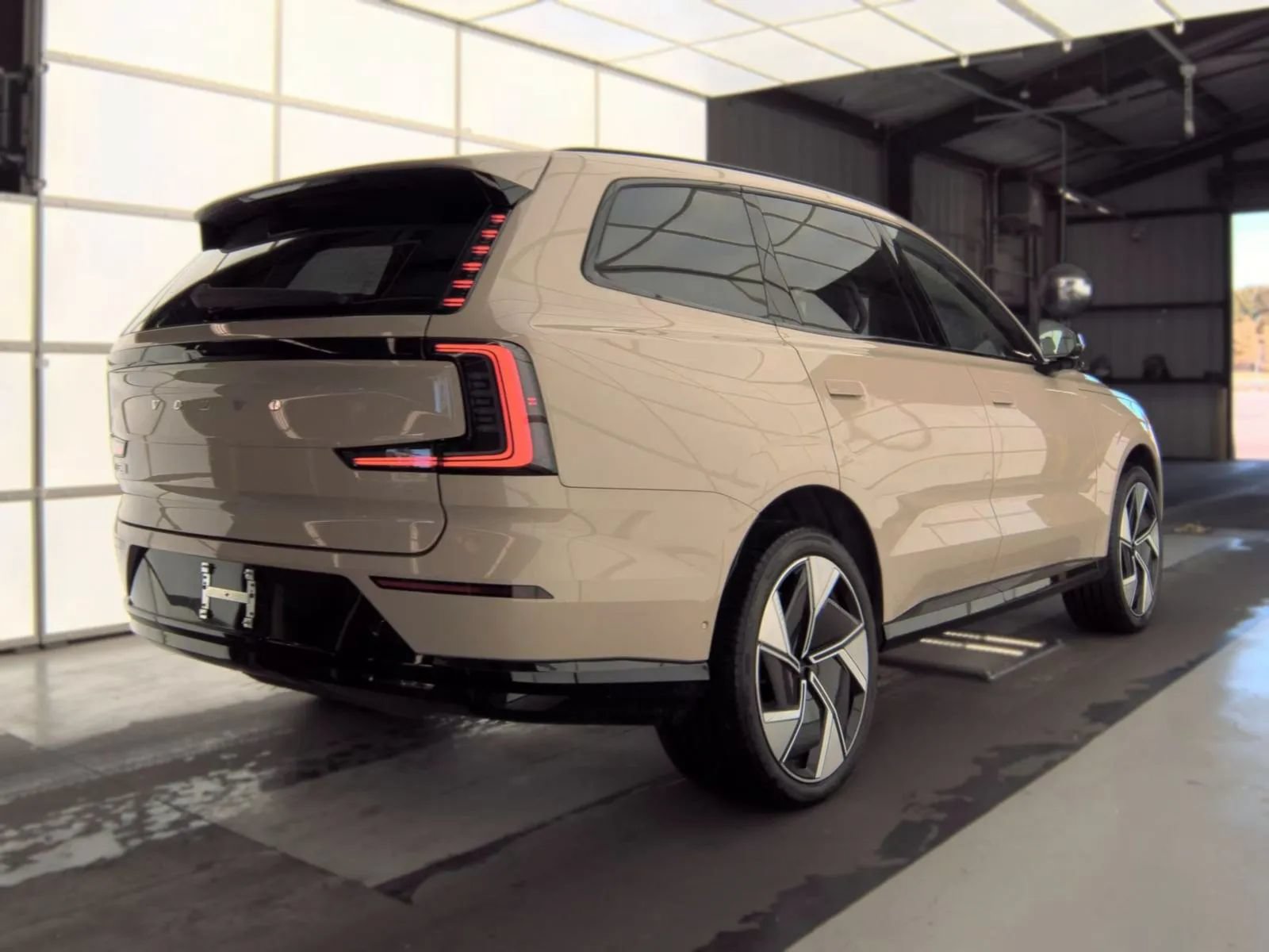 Used 2025 Volvo EX90 Ultra AWD/4WD image 8