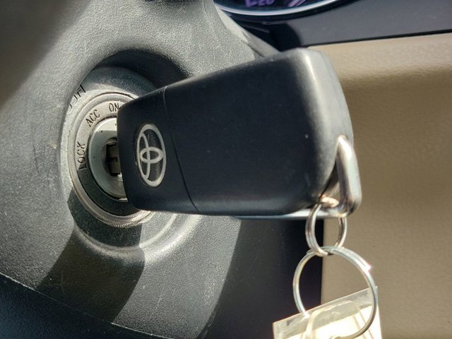 Used 2020 Toyota Camry LE image 33