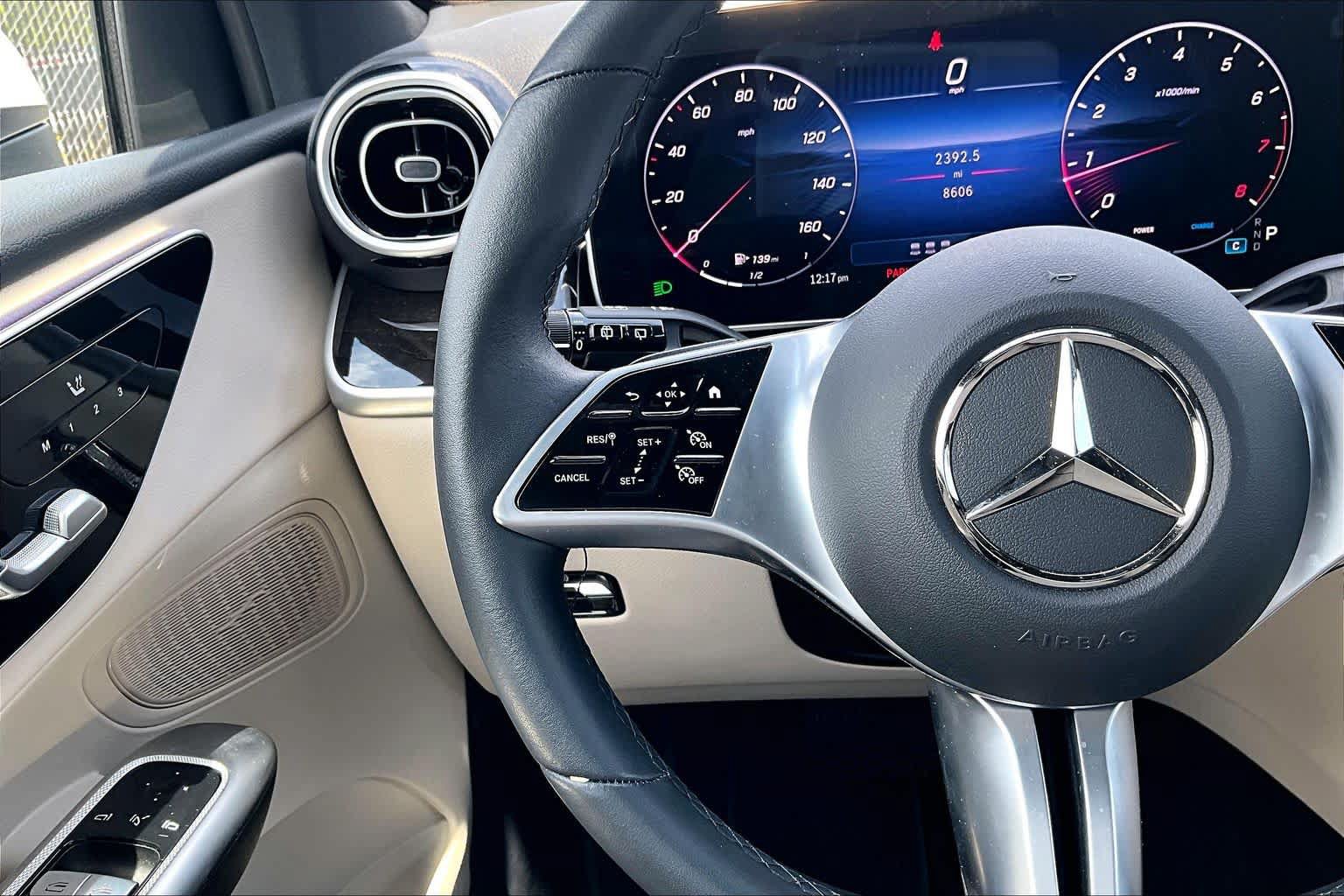 Used 2025 Mercedes-Benz GLC 300 4MATIC image 24