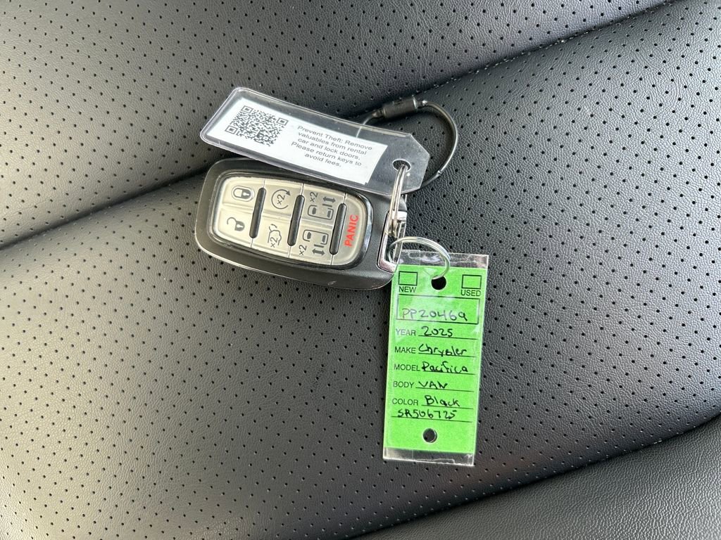Used 2025 Chrysler Pacifica Select image 28