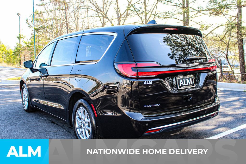 Used 2024 Chrysler Pacifica Touring-L image 5