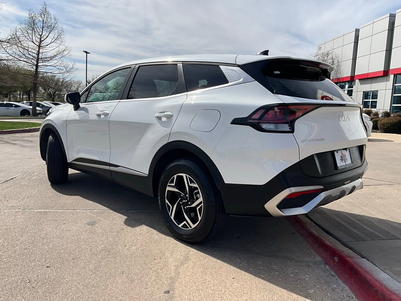 Used 2025 Kia Sportage LX image 8