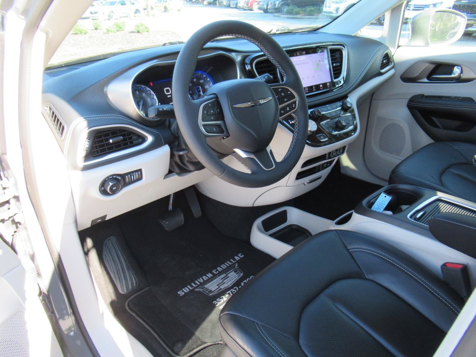 Used 2022 Chrysler Pacifica Touring-L AWD/4WD image 15