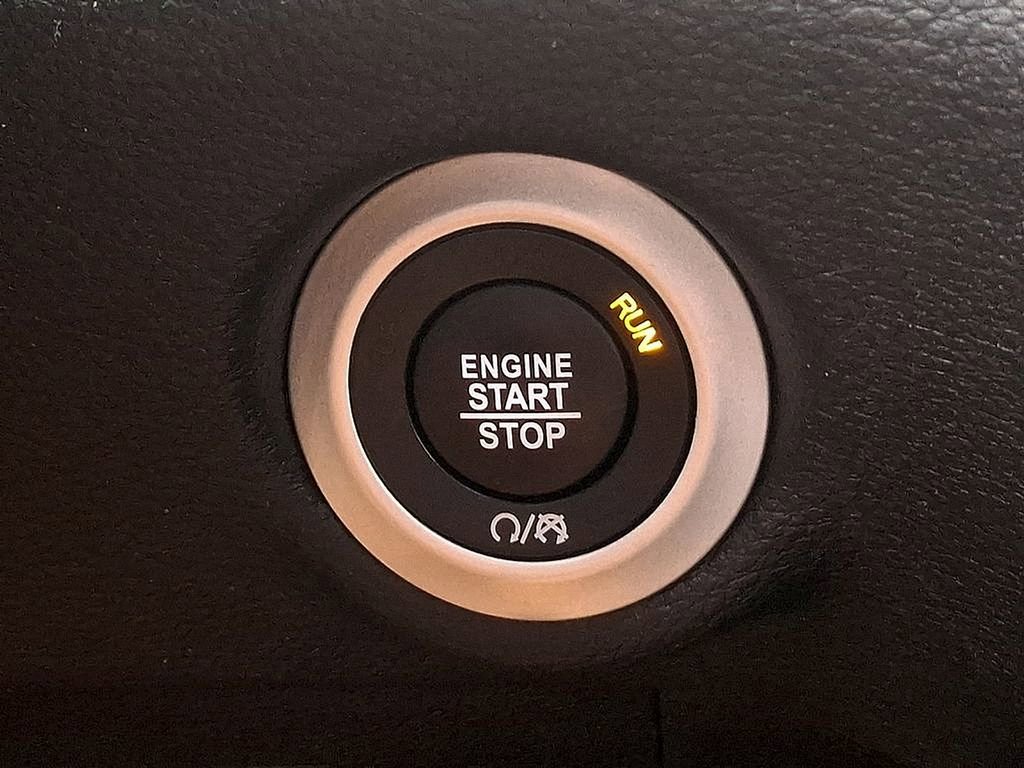Used 2025 Chrysler Pacifica Limited FWD image 24