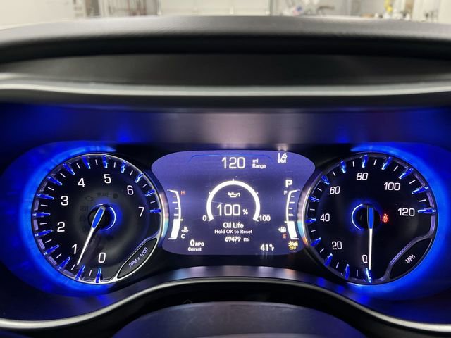 Used 2024 Chrysler Pacifica Touring-L FWD image 11