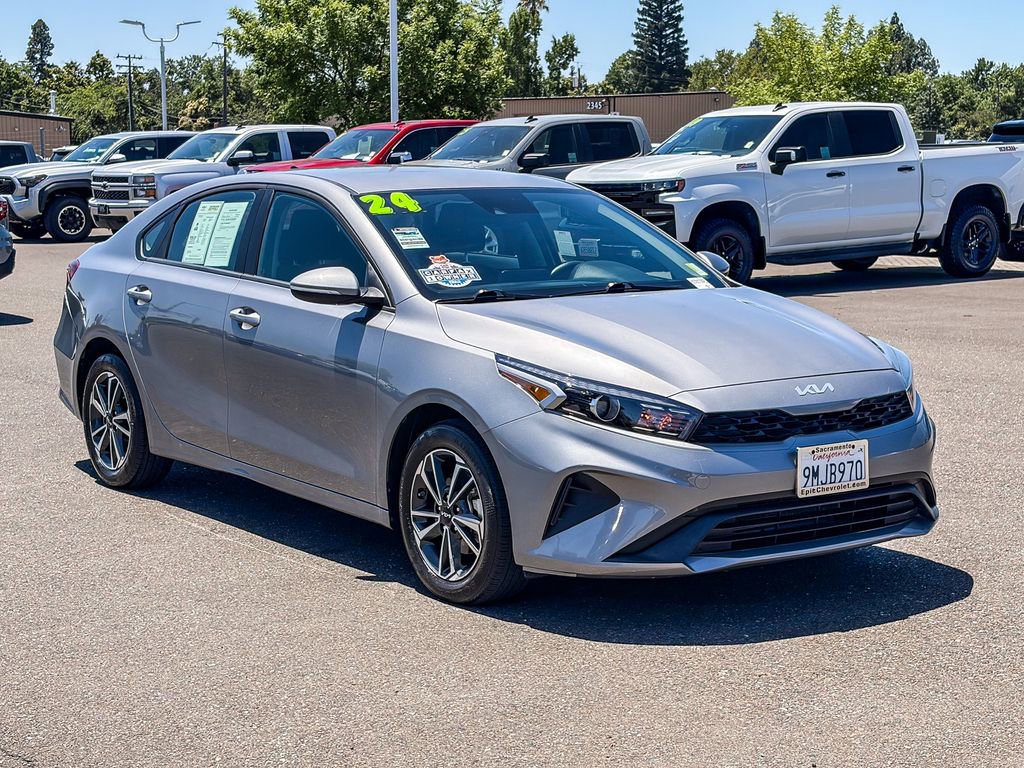Used 2024 Kia Forte LXS w/ LXS Technology Package FWD image 5