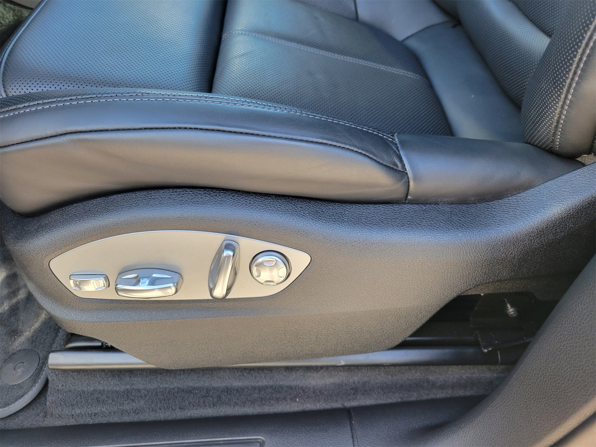 Used 2025 Porsche Macan image 26