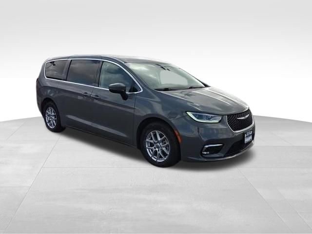 Used 2023 Chrysler Pacifica Touring-L FWD image 14