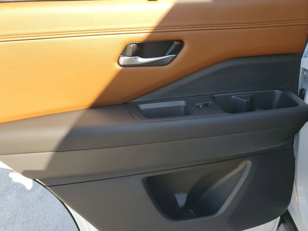 Used 2025 Nissan Pathfinder Platinum image 44