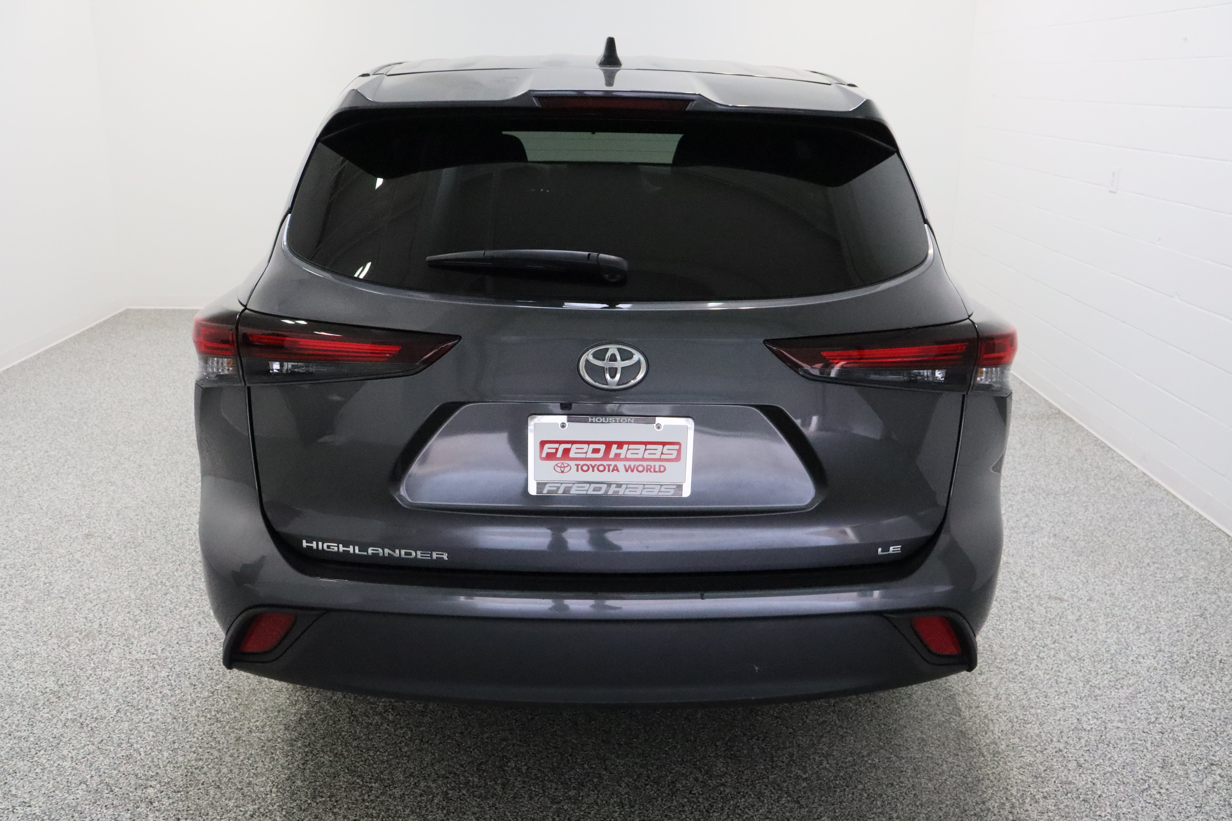 Used 2025 Toyota Highlander LE FWD image 8