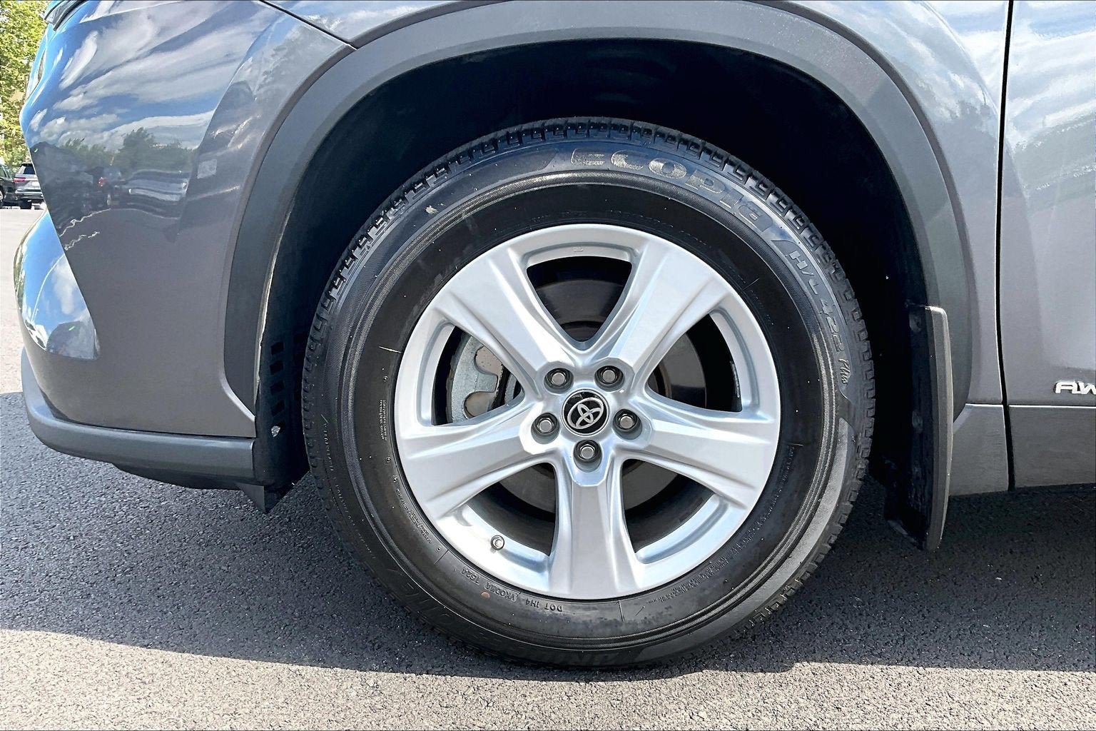 Used 2022 Toyota Highlander LE AWD/4WD image 9