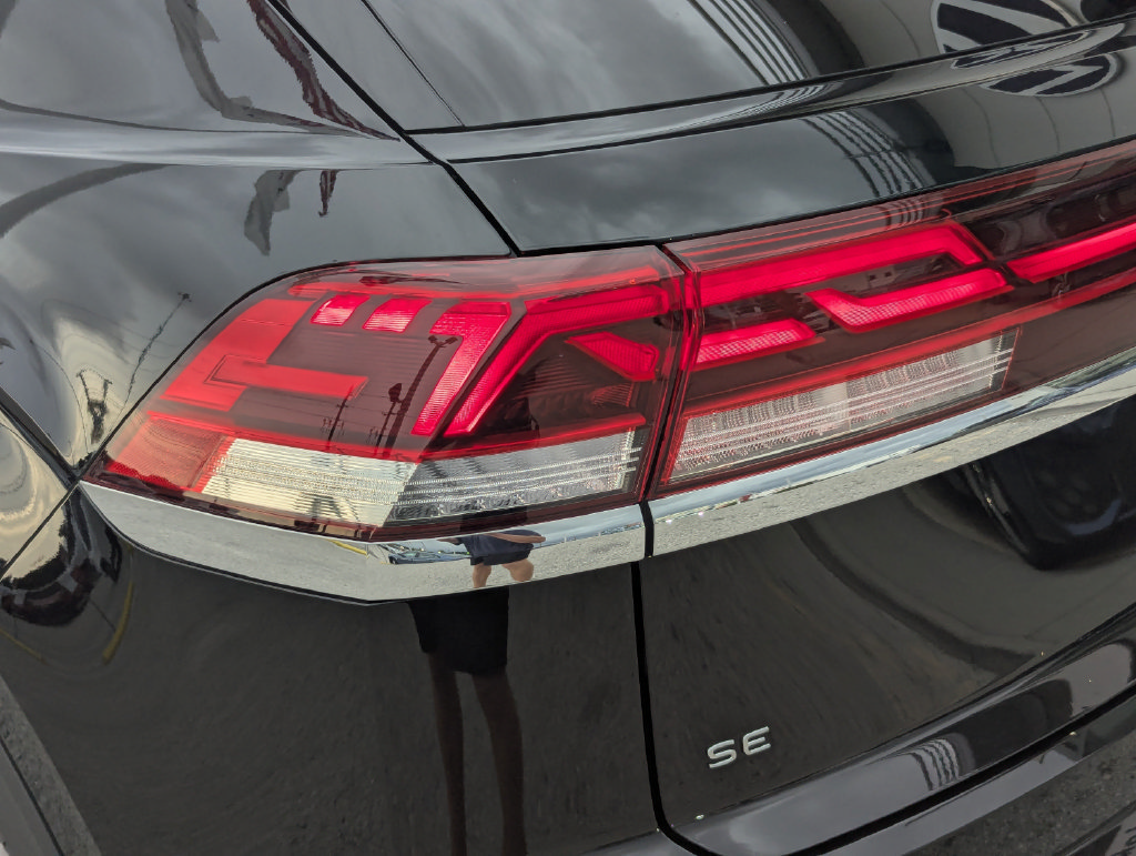 Certified 2025 Volkswagen Atlas Cross Sport SE FWD image 8