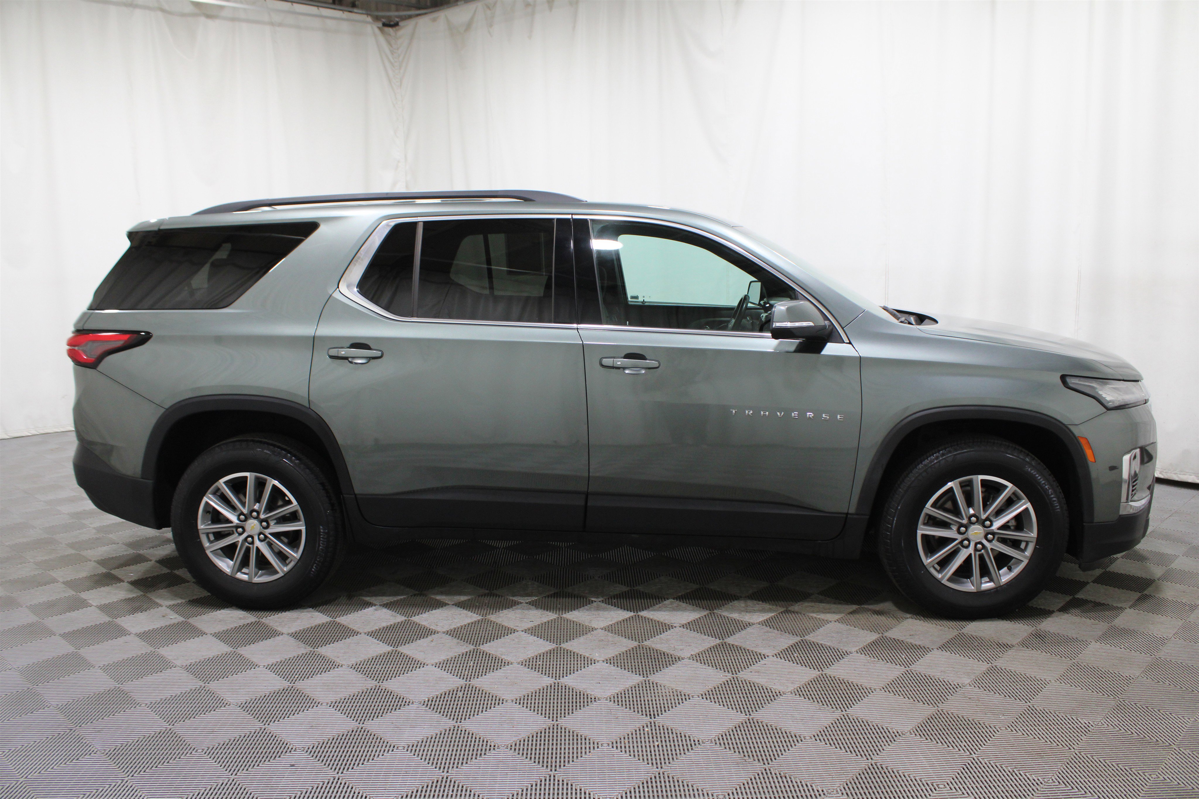 Used 2023 Chevrolet Traverse LT image 35
